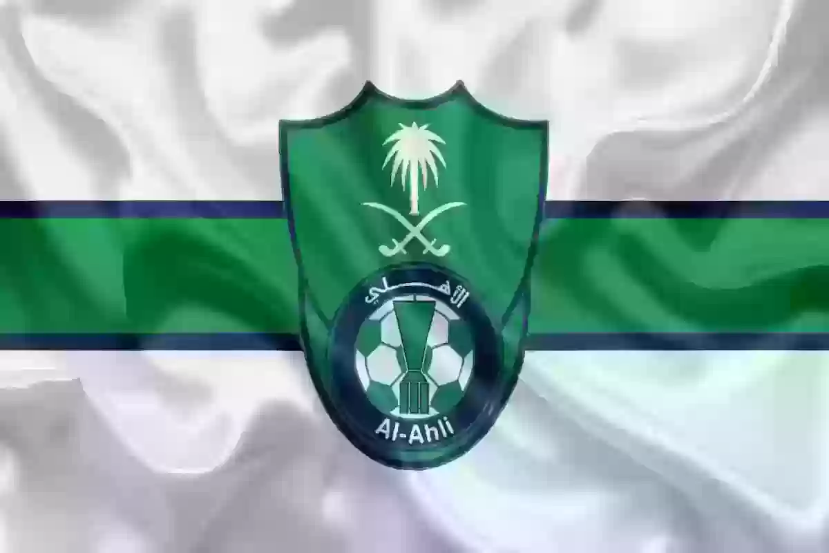 نجم الأهلي السعودي يفجر مفاجأة حول مدرب الفريق